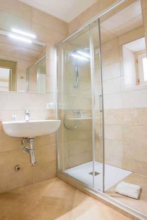 Bathroom | Shower, hair dryer, towels, soap - Italianflat - Arena rooms (Verona)