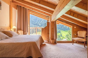 5 bedrooms, iron/ironing board, WiFi, bed sheets