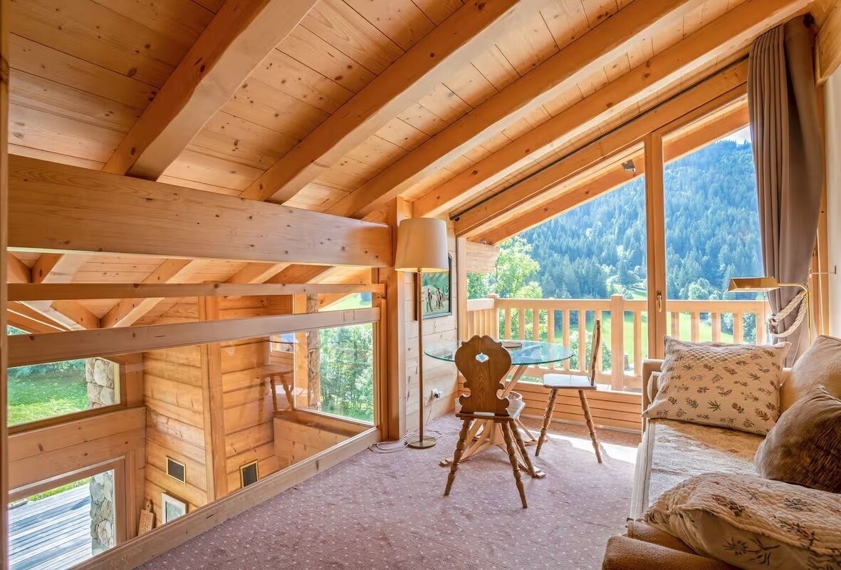 Een televisie en een open haard