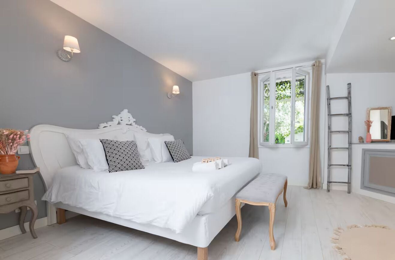 5 bedrooms, iron/ironing board, WiFi, bed sheets