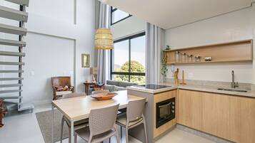 Geladeira, micro-ondas, fogão, cafeteira/chaleira