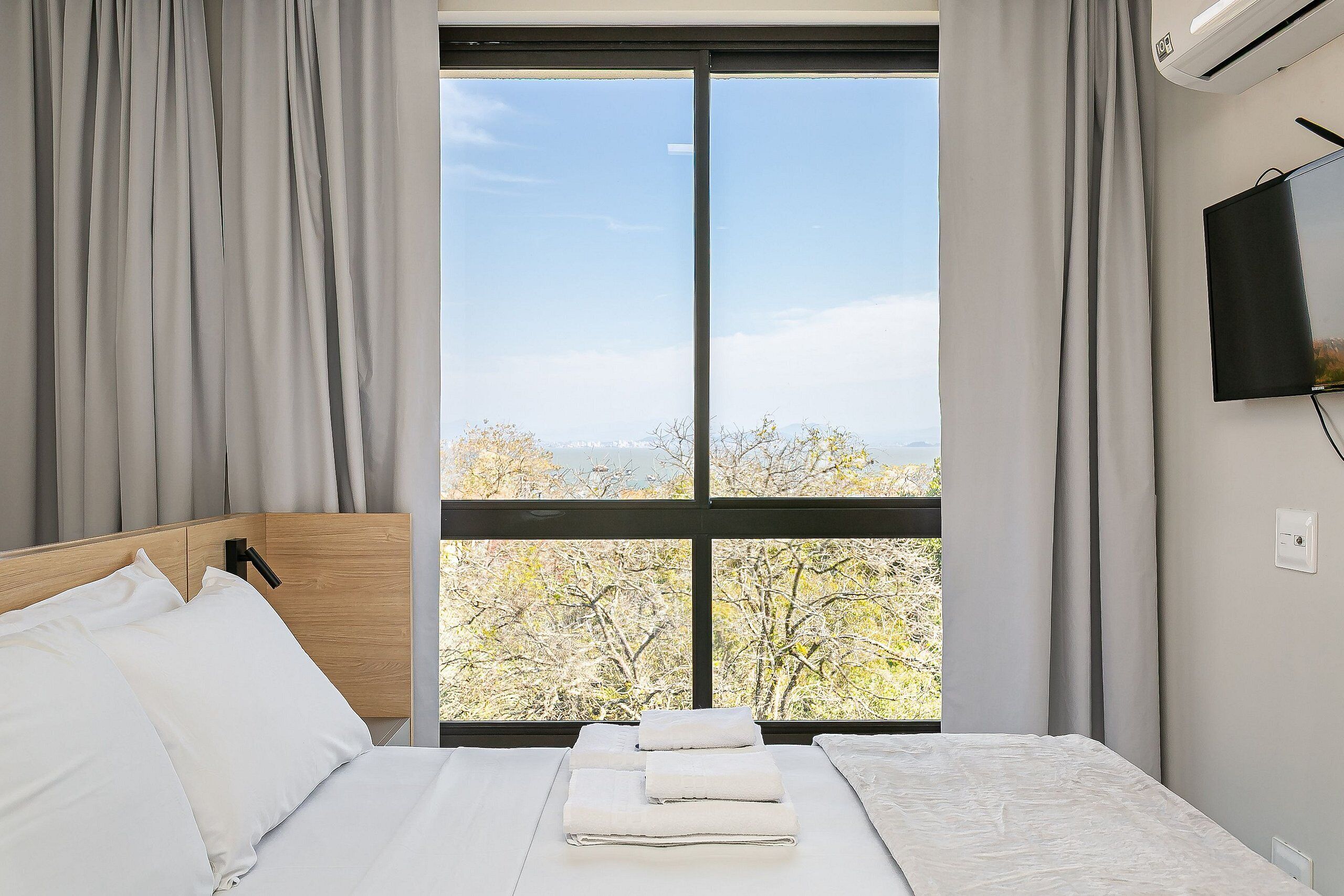 Ferros/tábuas de passar roupa, acesso à internet, roupa de cama