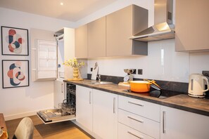 Apartment, 3 Bedrooms, Non Smoking | Private kitchen