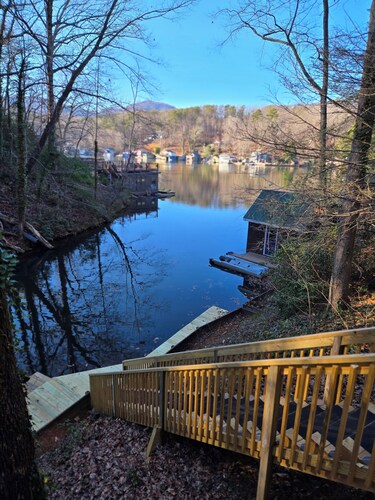 Unique, newly refurbished house on Lake Lanier, SC.