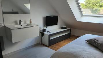 3 slaapkamers, een strijkplank/strijkijzer, wifi, beddengoed