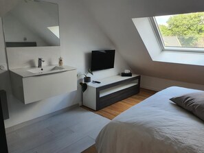 3 bedrooms, iron/ironing board, WiFi, bed sheets