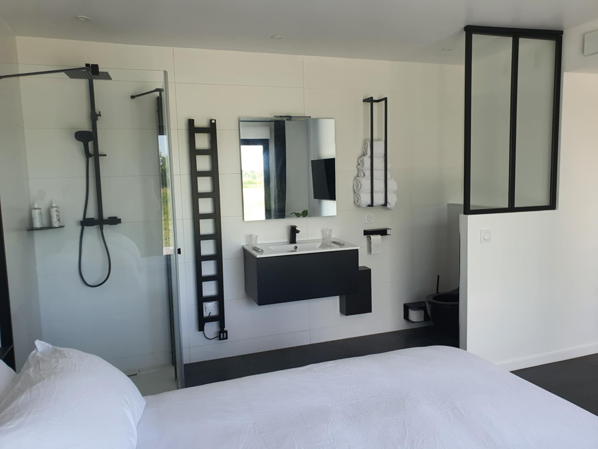 3 chambres, fer et planche à repasser, Wi-Fi, draps fournis