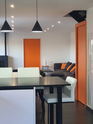 Dining - Holiday Home 'Neizh Ar Kaouenn Brandérion' with Private Pool, Jacuzzi and Wi-Fi (Brandérion)