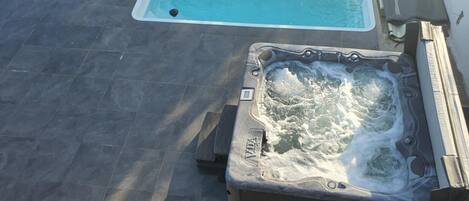 Tina de hidromasaje al aire libre