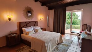 5 bedrooms, iron/ironing board, internet, bed sheets