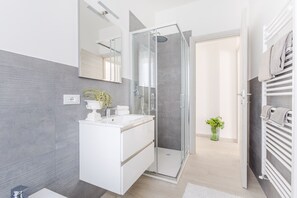 Ducha, secador de pelo, bidé y toallas