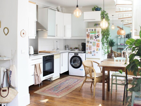 Fridge, oven, coffee/tea maker