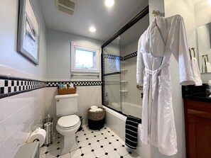 Een haardroger, handdoeken, shampoo, toiletpapier