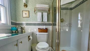 Douche, sèche-cheveux, serviettes fournies, savon