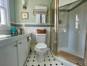 Douche, séchoir à cheveux, serviettes fournies, savon