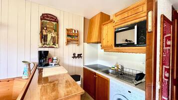 Réfrigérateur, micro-ondes, four, cafetiÚre/bouilloire