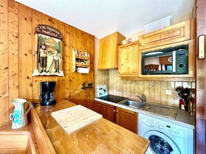 Fridge, microwave, oven, coffee/tea maker