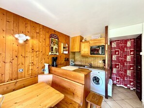 Fridge, microwave, oven, coffee/tea maker