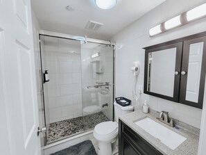 Dusche, Haartrockner, Handtücher, Seife