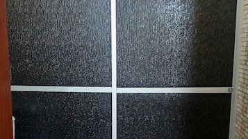 Regadera, toallas, jabón, papel de baño