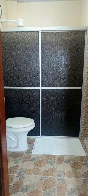 Douche, serviettes fournies, savon, papier de toilette
