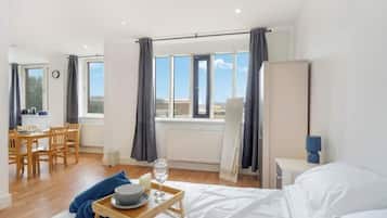 1 slaapkamer, een strijkplank/strijkijzer, wifi, beddengoed