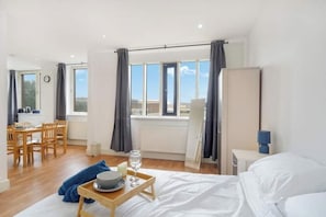 1 habitación, tabla de planchar con plancha, wifi y ropa de cama