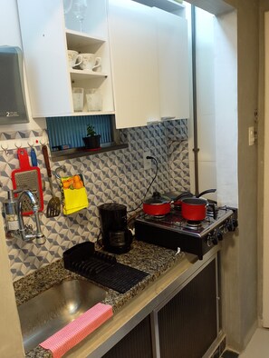 Réfrigérateur, micro-ondes, plaque de cuisson, cafetière/bouilloire