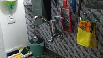 Geladeira, micro-ondas, cooktop, cafeteira/chaleira