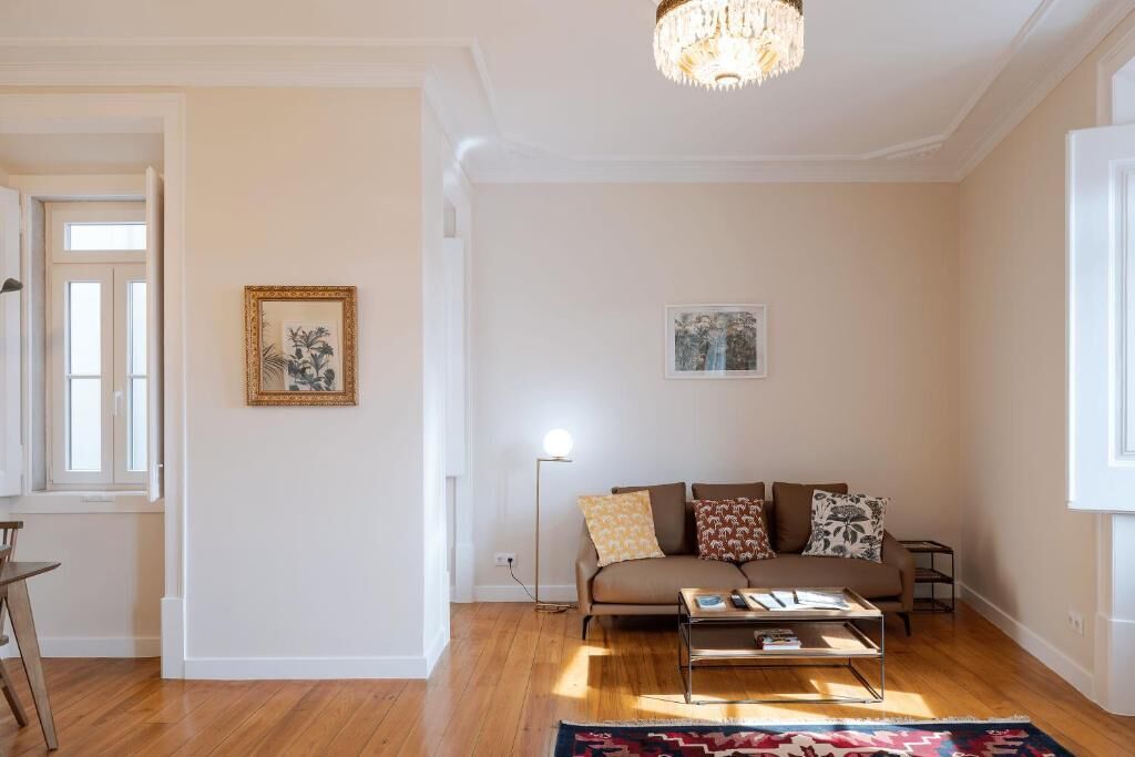 Een 1-cm flatscreentelevisie met kabelzenders