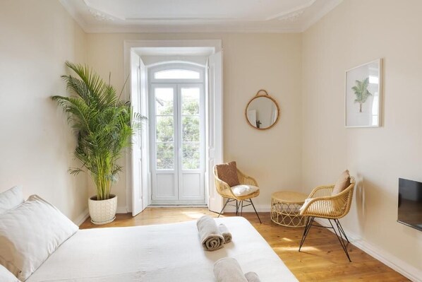 In-room safe, soundproofing, iron/ironing board, free WiFi