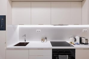 Cookware/dishes/utensils