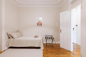 セーフティボックス (室内)、遮光カーテン、アイロン / アイロン台、WiFi (無料)