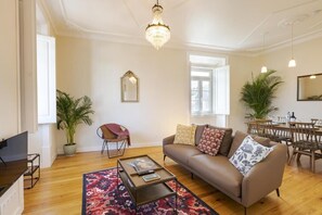 1 cmの薄型テレビ (ケーブル放送視聴可)