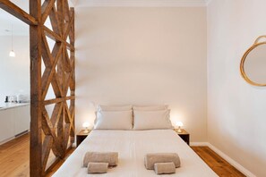 In-room safe, blackout drapes, free WiFi, bed sheets - Santa Maria Rooms and Apartments (Setúbal)