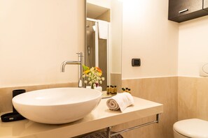 Shower, hair dryer, slippers, bidet