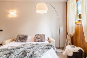 2 dormitorios, cuna de viaje, ropa de cama