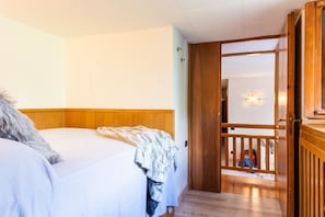 1 室のベッドルーム、旅行用ベビーベッド、ベッドシーツ