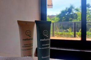 Sèche-cheveux, bidet, serviettes fournies, papier toilette