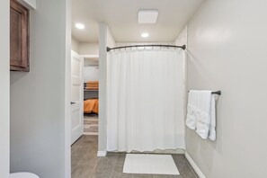4 bedrooms, WiFi, bed sheets