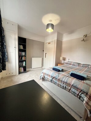 5 habitaciones, tabla de planchar con plancha, wifi y ropa de cama