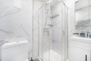 Douche, séchoir à cheveux, savon