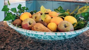 A kitchen with teal cabinets, a white tiled backsplash, and a fruit bowl on the counter. - Casa Eda, in the green hills of Lucca and 5 minutes from the historic center (Lucca)