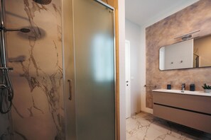 Shower, hair dryer, bidet, towels - Casa Eda, in the green hills of Lucca and 5 minutes from the historic center (Lucca)