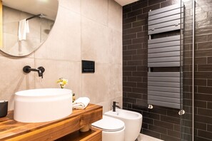 Dusche, Haartrockner, Bidet, Handtücher