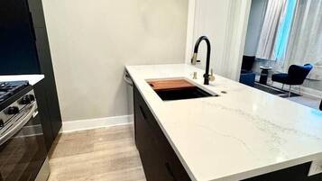 Een koelkast, een magnetron, een oven, een kookplaat