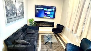 Een televisie en een open haard