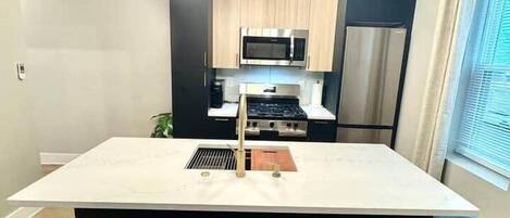 ثلاجة، ميكروويف، فرن، موقد طهي مسطح