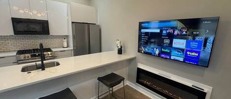 Een koelkast, een magnetron, een oven, een kookplaat