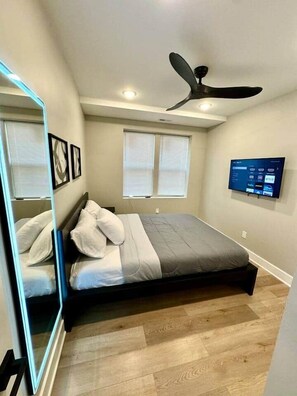 2 室のベッドルーム、アイロン / アイロン台、WiFi、ベッドシーツ